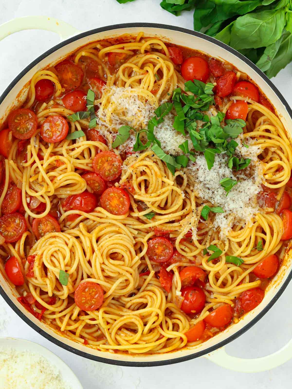Pasta al Pomodoro {Spaghetti Facilissimi in un'unica padella} 2 Una grande pentola piena di Pasta al Pomodoro Monopadella mescolata insieme.