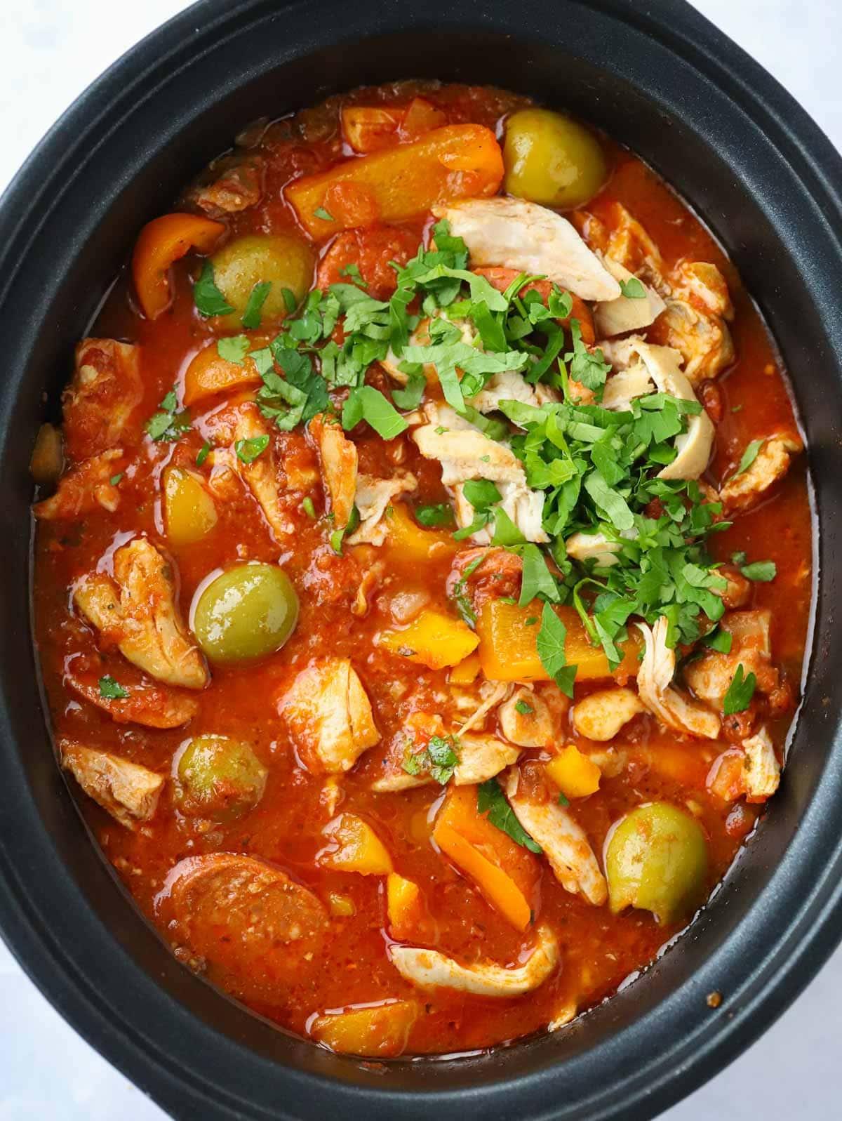 Stufato di Pollo e Chorizo a Cottura Lenta 2 Spezzatino di Pollo e Chorizo cotto in pentola lenta.