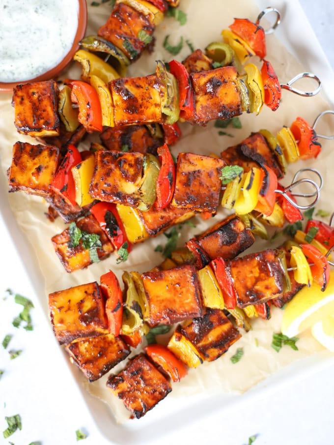 Facile Paneer Tikka {Per Griglia, Forno o Barbecue} 2 Spiedini di Paneer Tikka con peperoni e spezie tandoori.