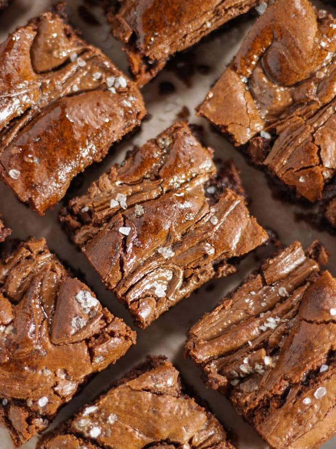 Brownies alla Nutella {Solo 3 Ingredienti!} 2 Brownies alla Nutella spolverati di sale marino e decorati con spirali di Nutella