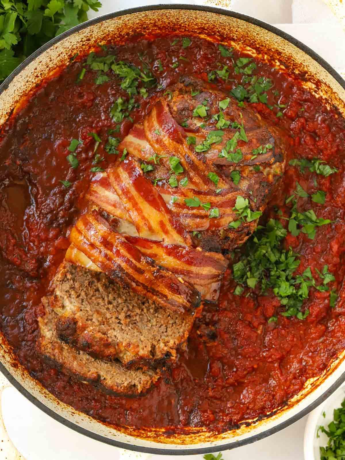 Ricetta Facile Polpettone {con Ricca Salsa di Pomodoro} 2 Teglia piena di polpettone in una salsa.