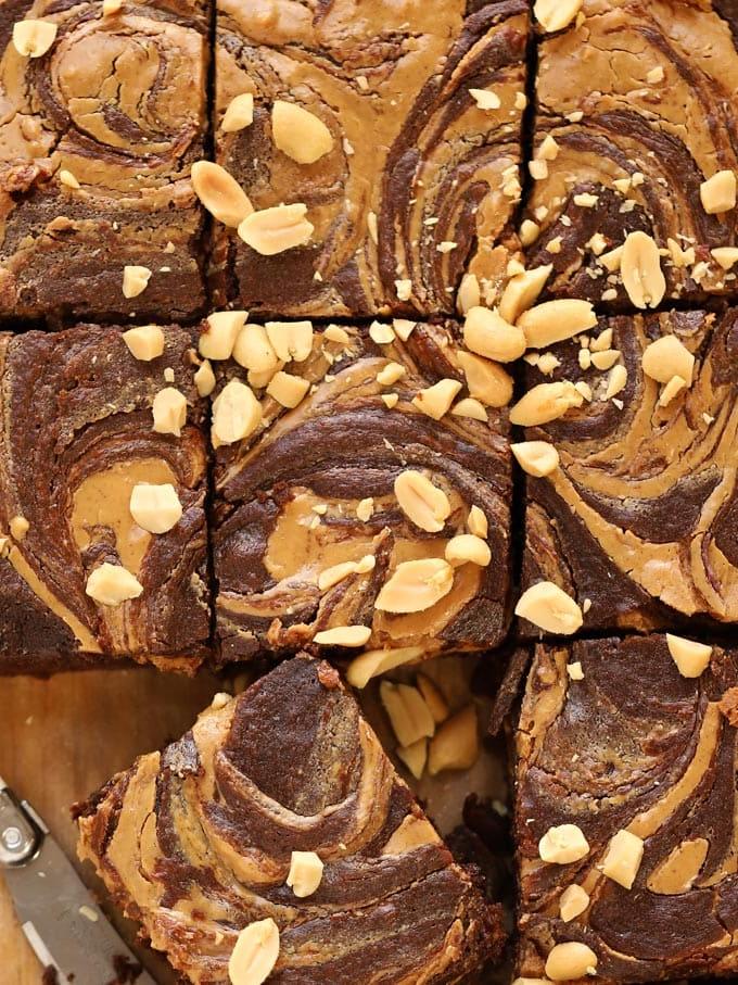 Brownies al cioccolato e burro d'arachidi morbidi e gommosi.