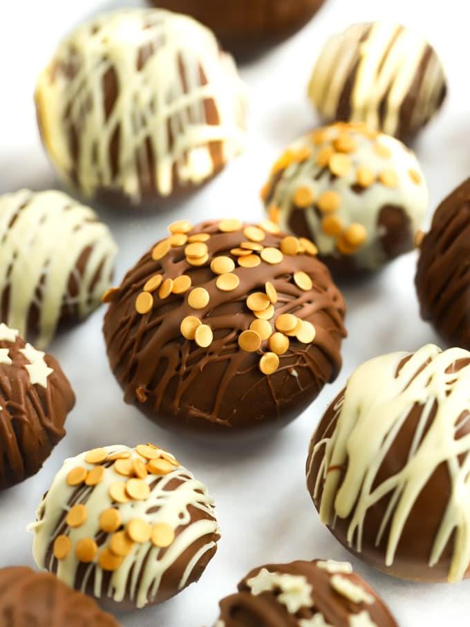 Bombe di Cioccolata Calda {Ricetta Facile} 2 Bombe di cioccolata calda con cioccolato al latte.