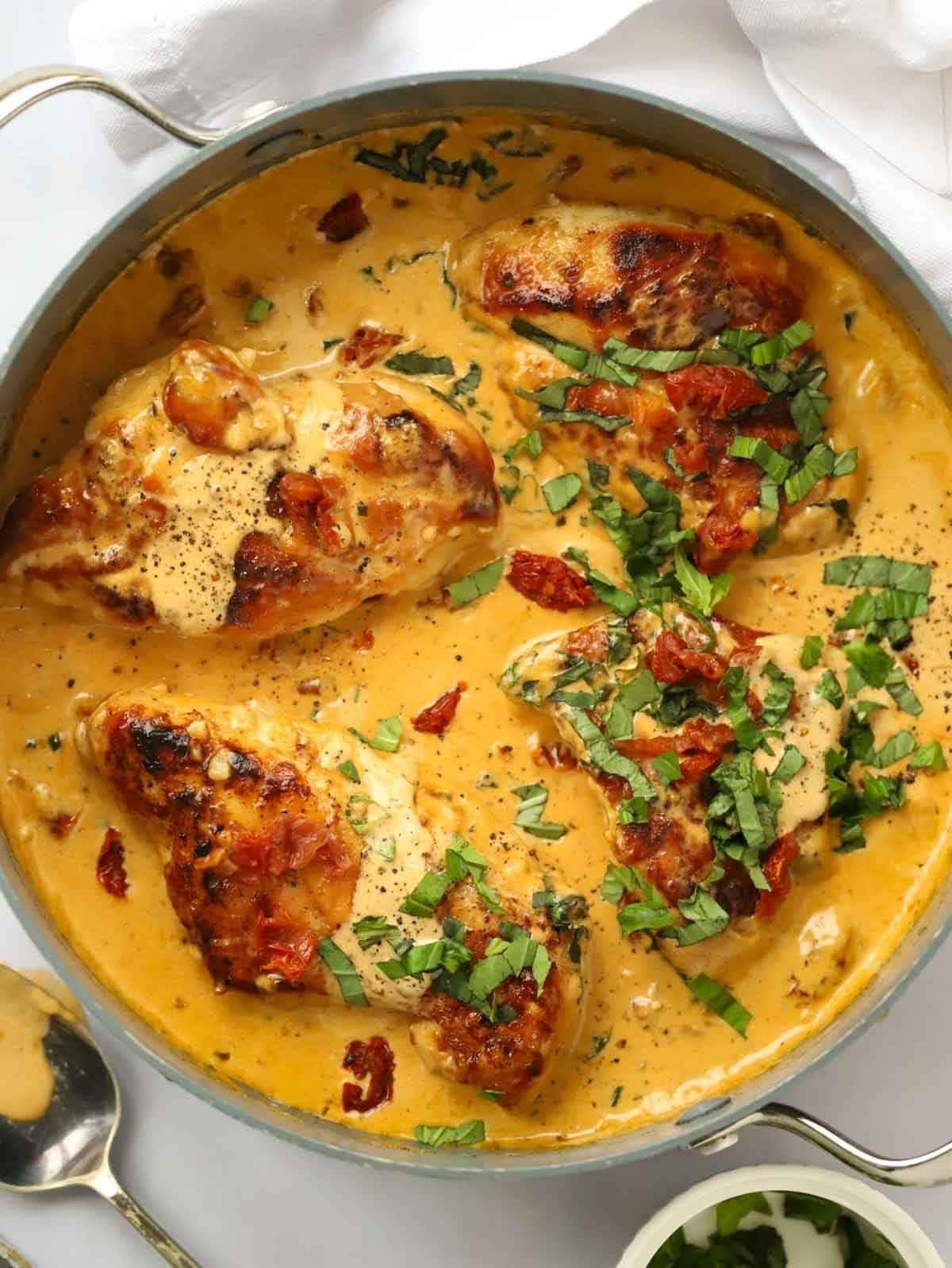 Una padella piena di Pollo Sposami cotto, pronto per essere servito.