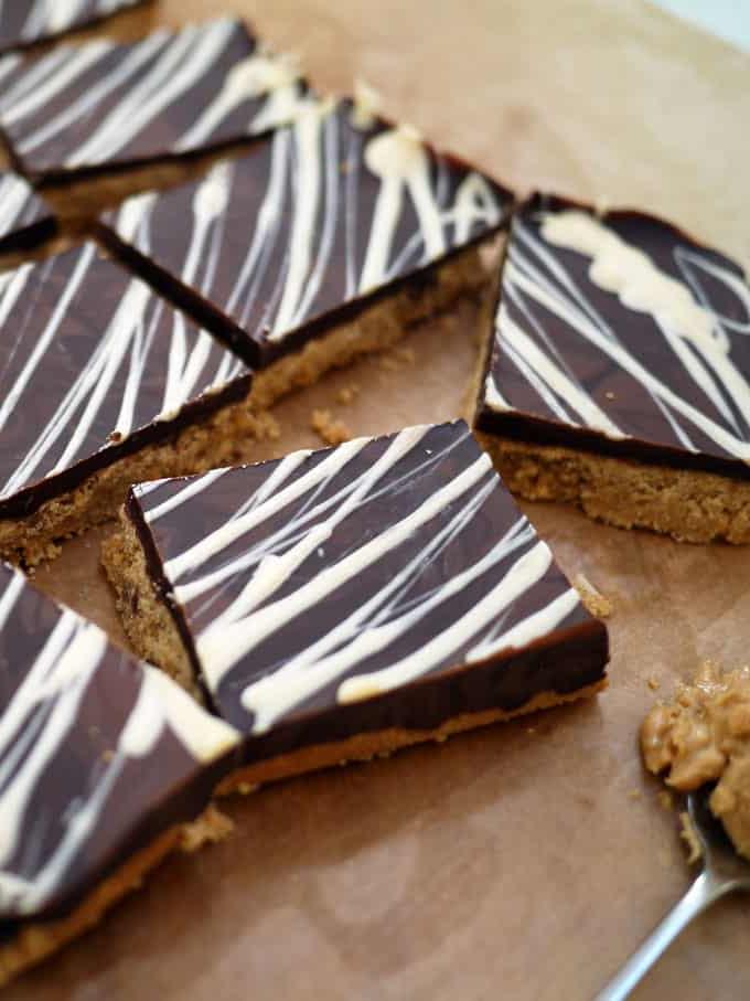 Quadretti di barrette al burro di arachidi con topping al cioccolato.