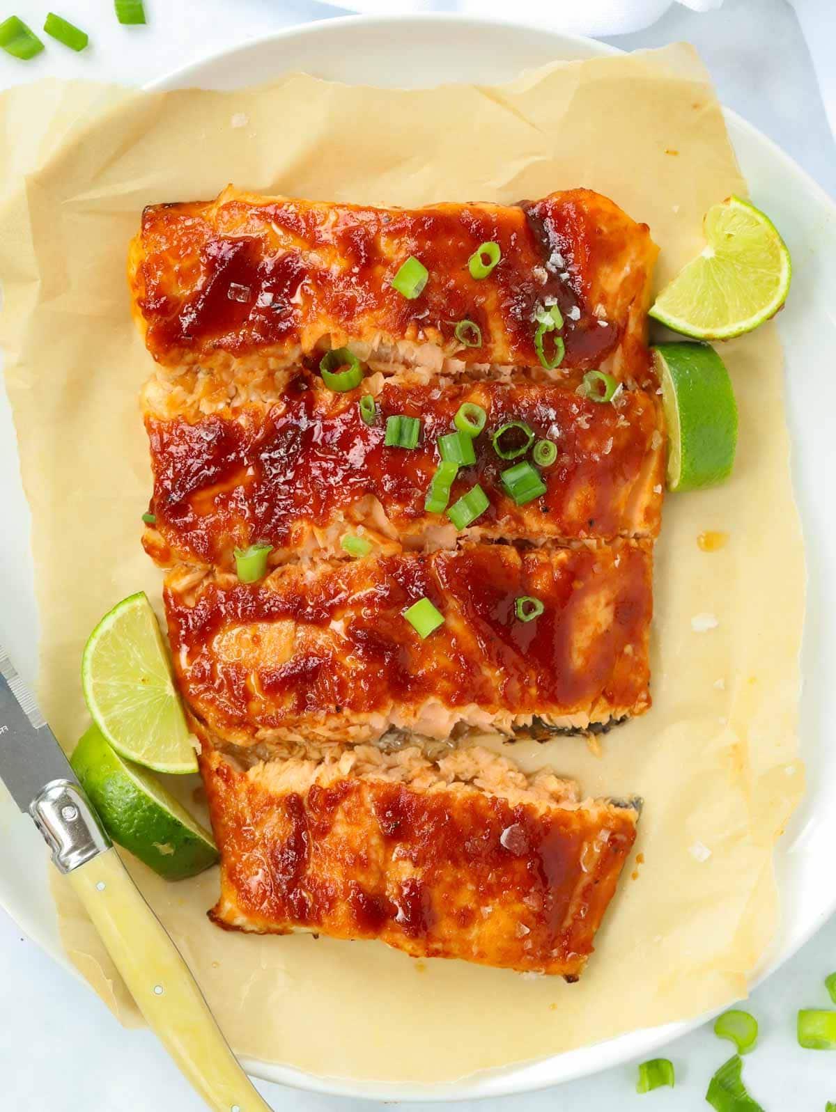 Salmone al forno glassato al miele e salsa BBQ