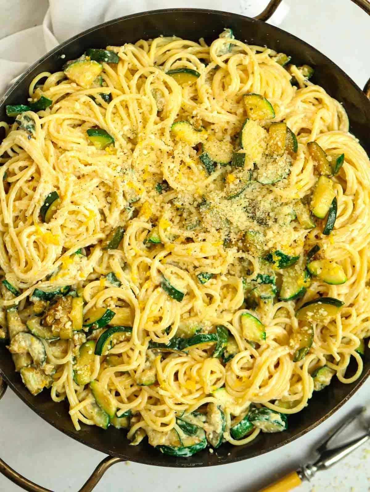 Pasta Cremosa con Zucchine 2 Una grande padella piena di pasta cremosa alle zucchine.
