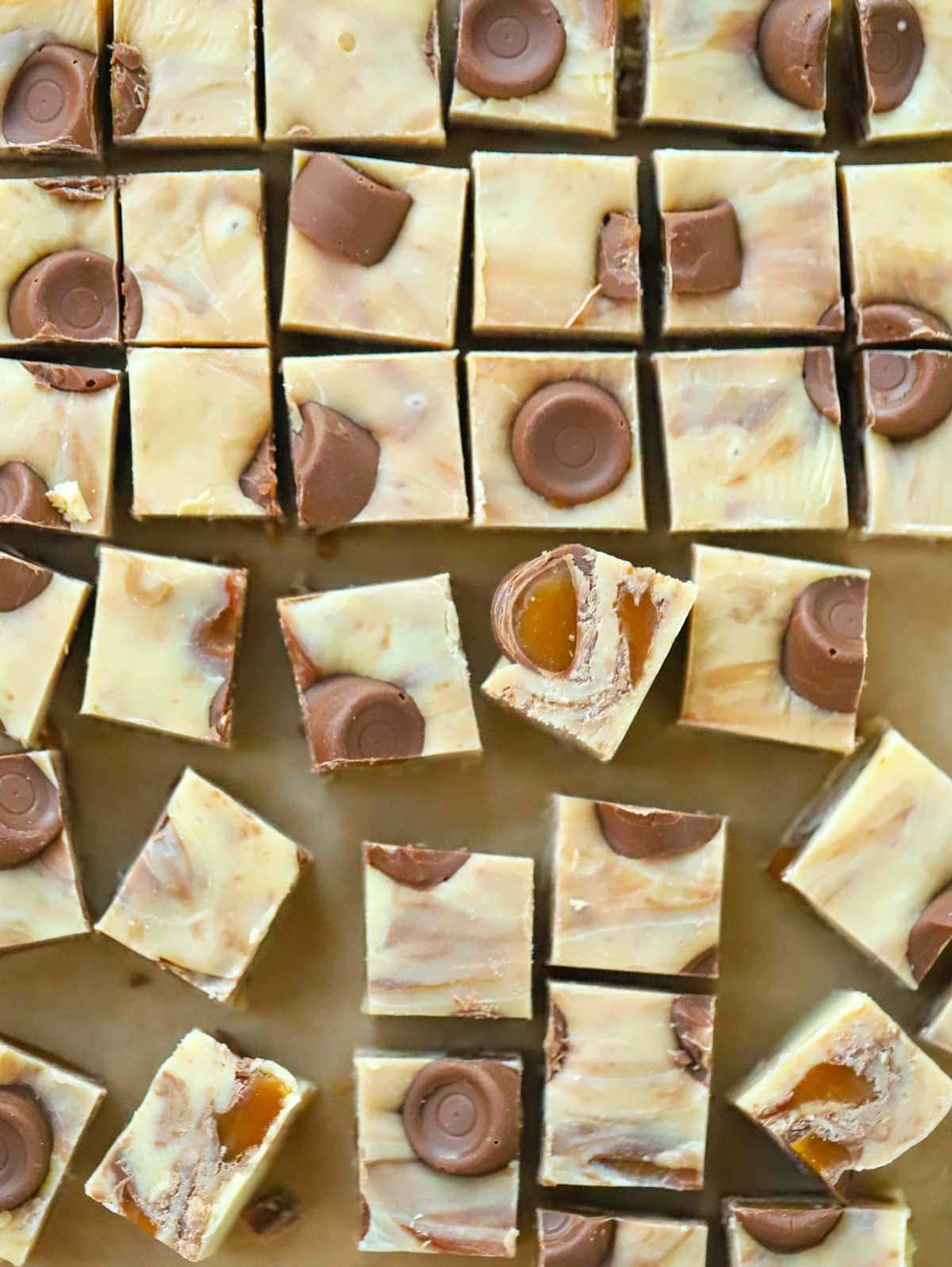 Pezzi di Fudge Rolo, tagliati a quadrati, pronti per essere serviti.