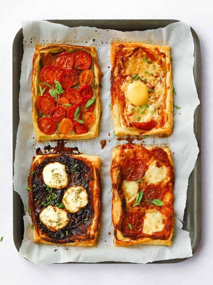 Facili tortini di pasta sfoglia con pomodori, formaggio, caprino, cipolle caramellate e pancetta