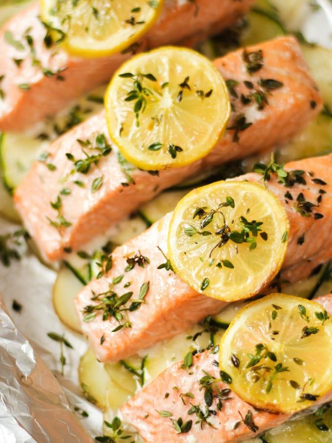 Foto dall'alto di filetti di salmone al forno con limone sopra.