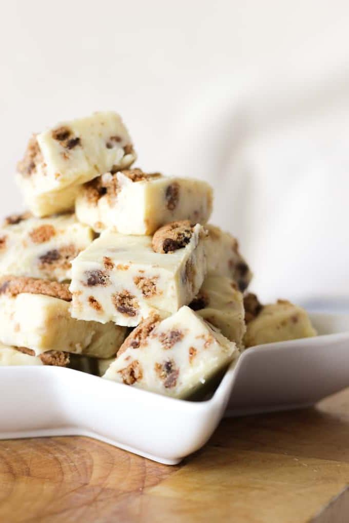 Fudge Cookies e Crema fatto in slow cooker: un dolce facile e delizioso per ogni occasione, perfetto per le feste.