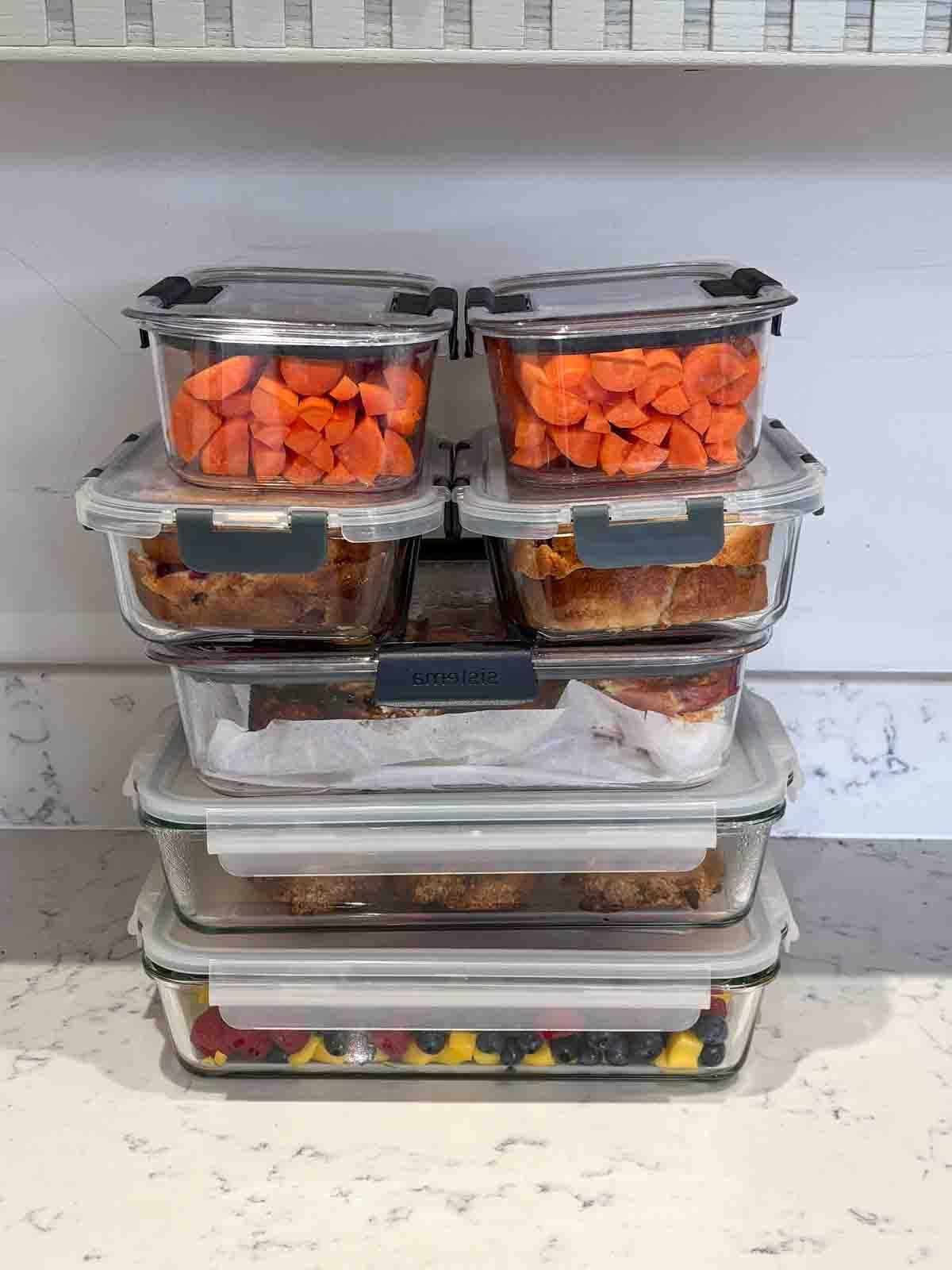 Pila di ricette per la preparazione dei pasti della domenica.