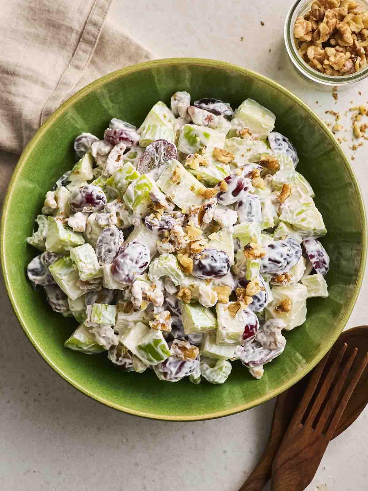 Una ciotola di Insalata Waldorf colorata e invitante, pronta per essere gustata.