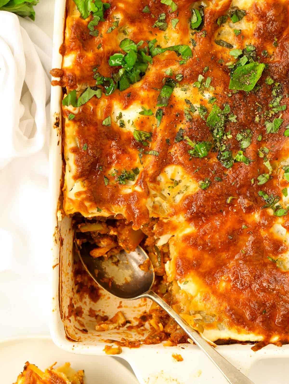 Lasagne di zucchine con doppia gratinatura al formaggio 2 Ricetta facile per lasagna di zucchine in una pirofila bianca.