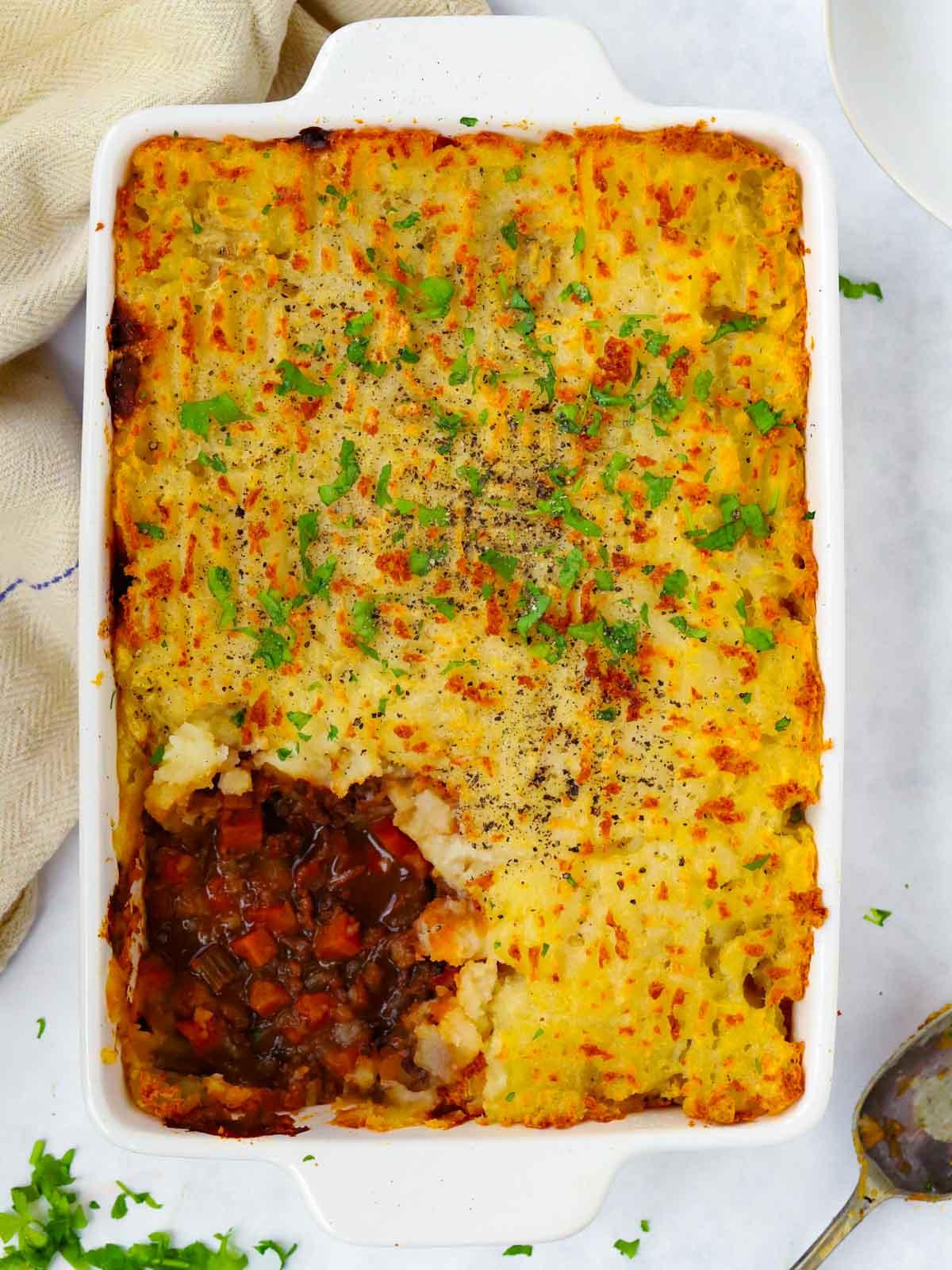 Ricetta Facile del Pasticcio del Pastore 2 Grande torta del pastore cucinata con una porzione mancante.