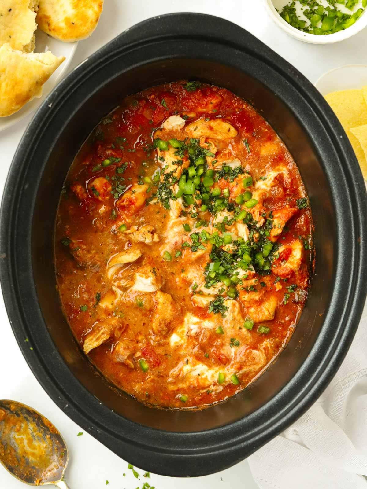 Pollo Tikka Masala preparato in slow cooker, pronto per essere servito.
