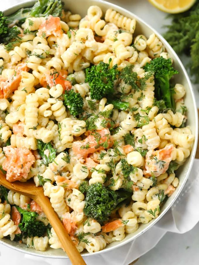 Pasta al salmone affumicato con aneto, limone e salsa di crème fraîche.