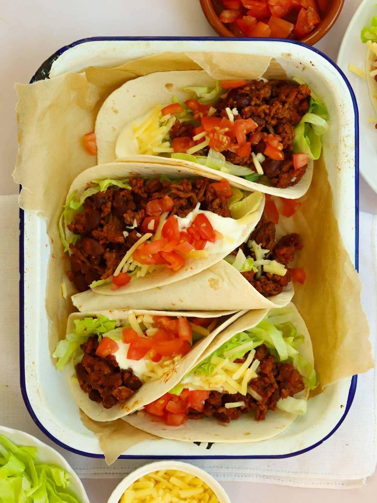 Tacos di Manzo Facili {Pronto in 15 Minuti} 2 Piatto di tacos di manzo facili da preparare per una cena veloce.