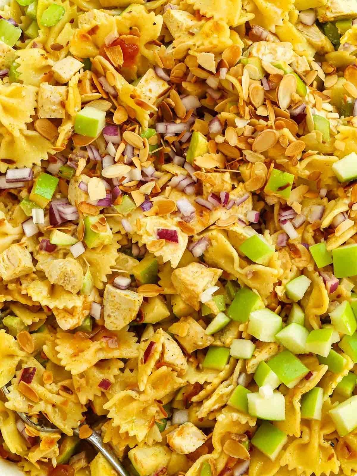 Insalata di Pasta al Pollo {Pasto da 15 Minuti} 2 Un misto di pasta, pollo e insalata per la ricetta Insalata di Pasta con Pollo.