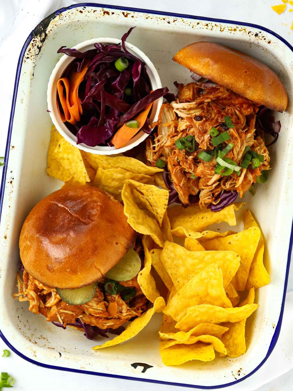 Idee per cene estive in famiglia - pollo sfilacciato al barbecue e miele preparato nella slow cooker.