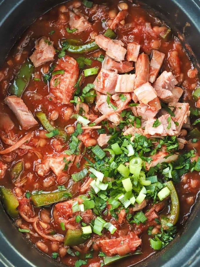 Facile Stufato da Falò {Ricetta per Pentola a Cottura Lenta} 2 Stufato di gammon cotto lentamente con fagioli e salsa di pomodoro.