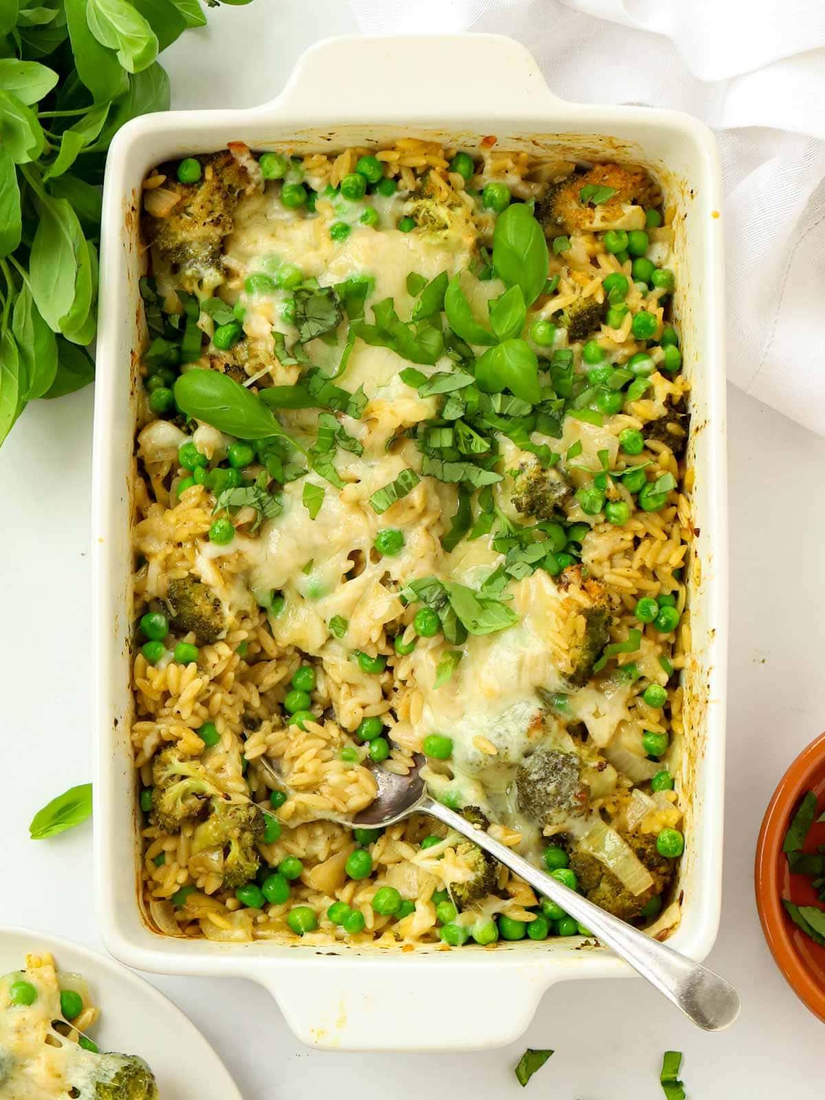 Sformato di Broccoli e Orzo 2 Pirofila piena di pasta orzo e broccoli al forno, ricoperta di formaggio fuso