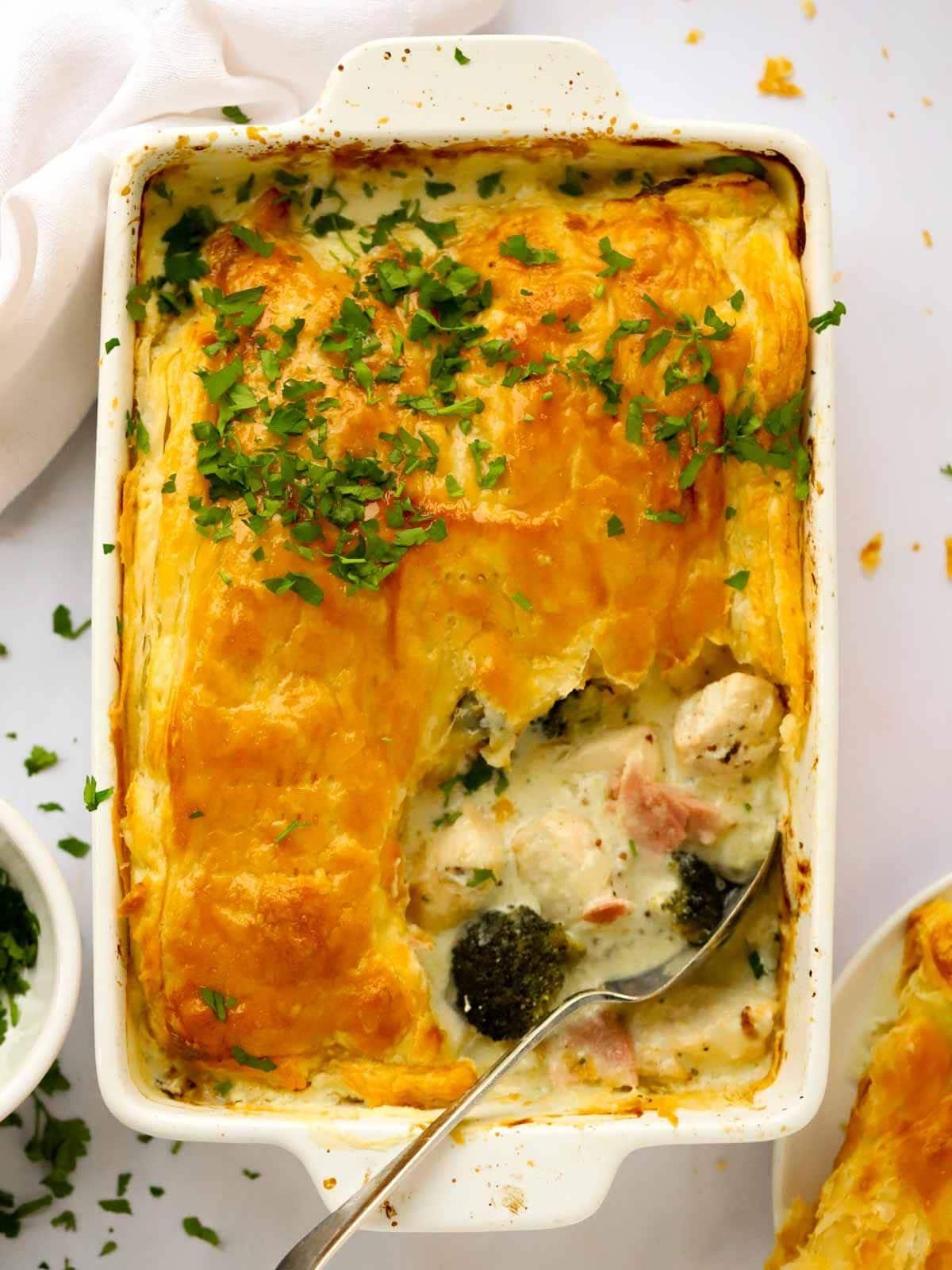 Torta di pollo e prosciutto {La più facile di sempre in una padella!} 2 Teglia da forno piena di Pasticcio di Pollo e Prosciutto Cotto, appena sfornato.