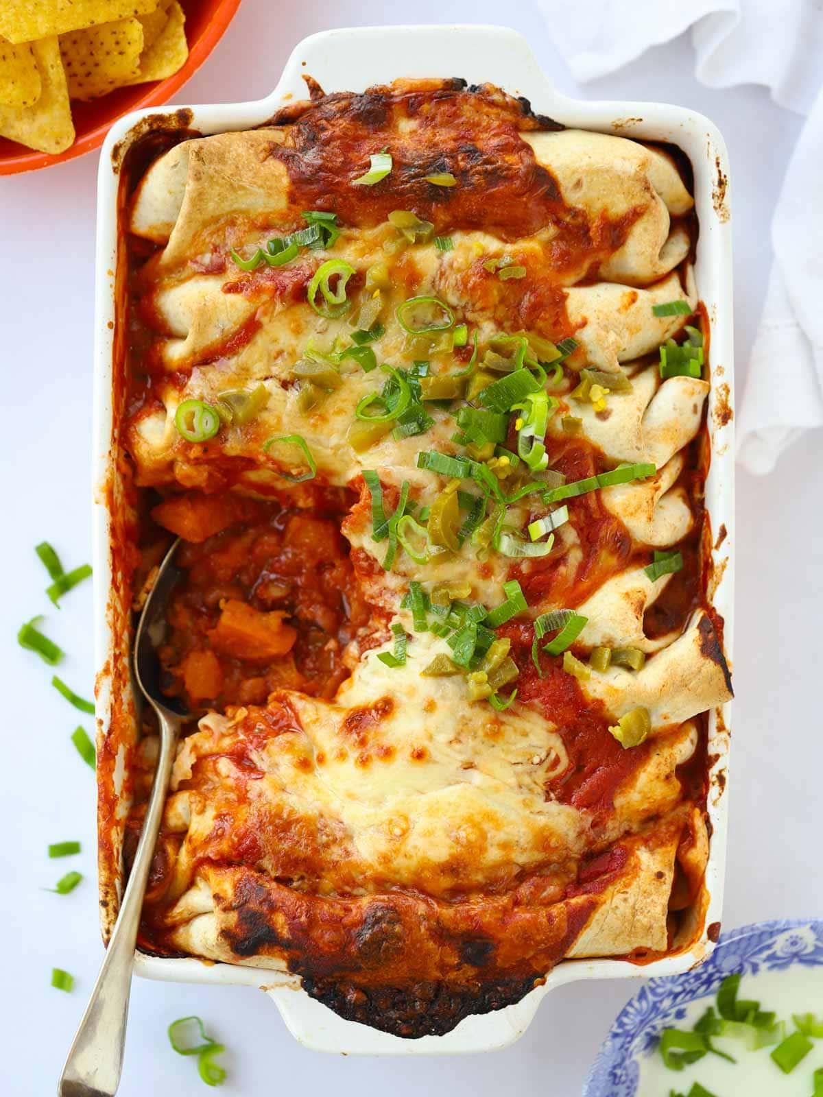 Enchiladas Vegetariane con Zucca Violina 2 Enchiladas vegetariane con fagioli e verdure arrosto ricoperte di formaggio