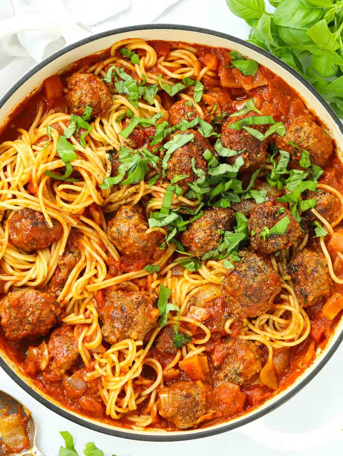 Un classico ricco e delizioso amato da tutta la famiglia - polpette facili all'italiana servite con spaghetti