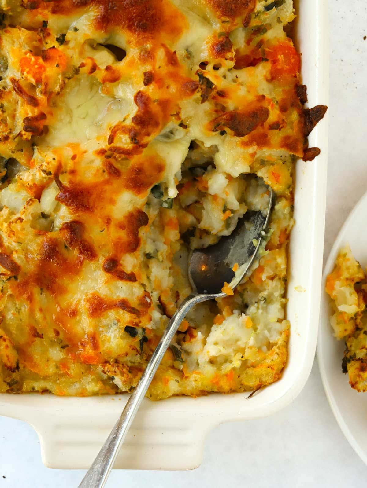 Bubble and Squeak {Classico Britannico} 2 Piatto di Bubble and Squeak appena sfornato, pronto per essere servito.