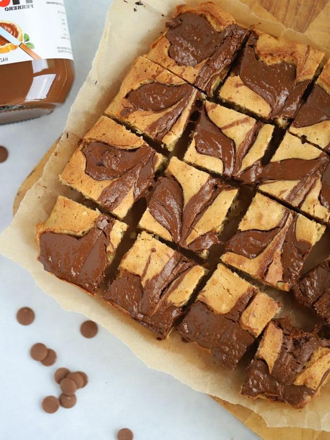 Blondies con vortici di Burro d'Arachidi e Nutella in superficie
