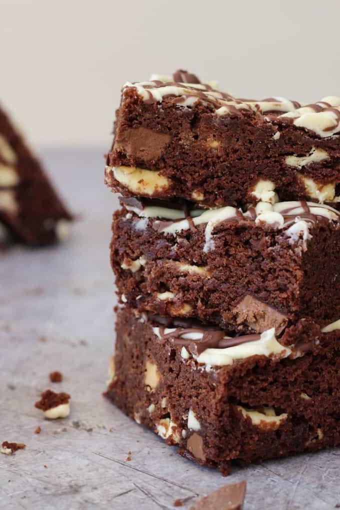 Brownies al Cioccolato al Microonde - Una pila di brownies ricchi e fondenti, pronti in meno di 30 minuti. Perfetti per un dessert veloce o una coccola irresistibile, con la loro consistenza umida e un cuore di cioccolato.