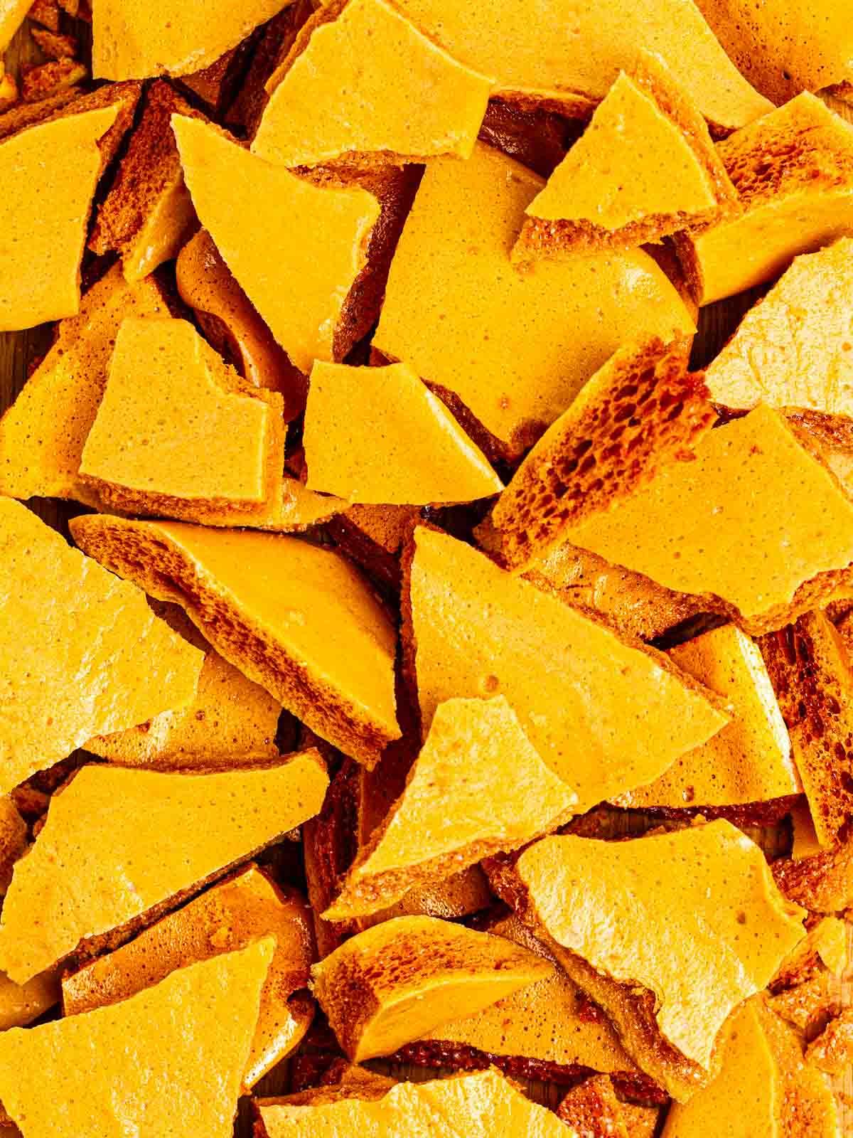 Come fare il nido d'ape 2 Tanti pezzi di honeycomb dorato fatto in casa.