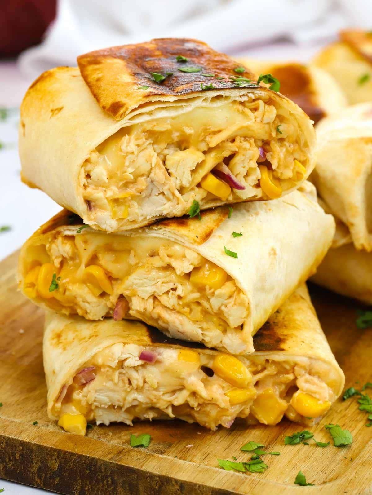Facili Wrap di Pollo 2 Fetta di wraps di pollo con ripieno di pollo cotto, formaggio e mais, impilati.