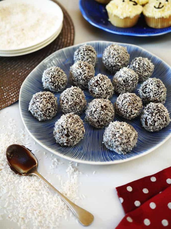 **Tartufi al Cioccolato Palline di Neve {Ricetta Facile}** 2 Un piatto di tartufi di cioccolato fatti in casa, ricoperti di cocco grattugiato.