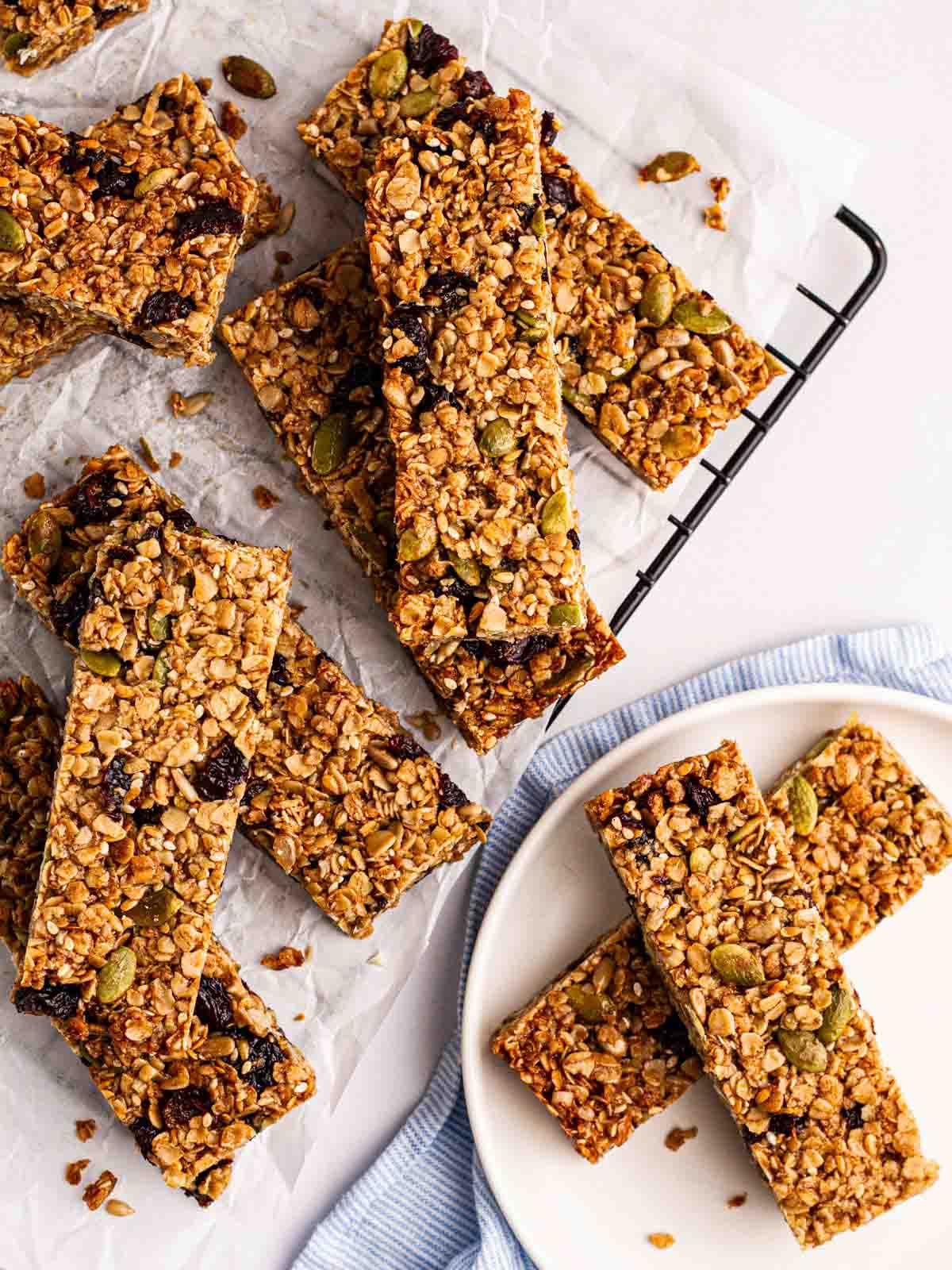 Barrette di Granola {Ricetta Facile!} 2 Molte barrette di granola appena sfornate su una griglia, pronte per essere mangiate.