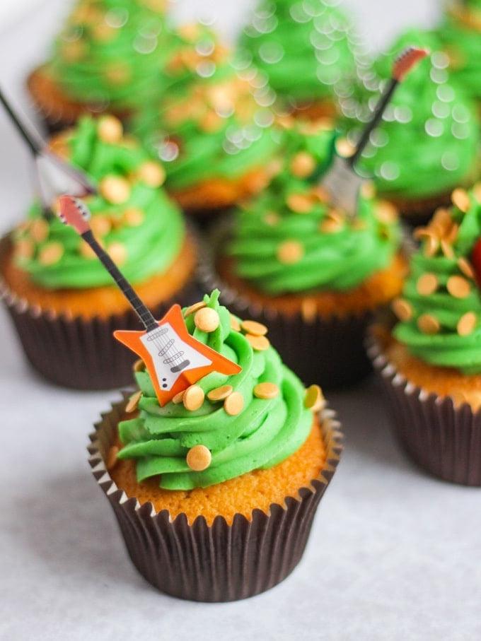 Cupcakes di Natale 2 Foto laterale di cupcakes di Natale glassati di verde a forma di albero con zuccherini colorati.