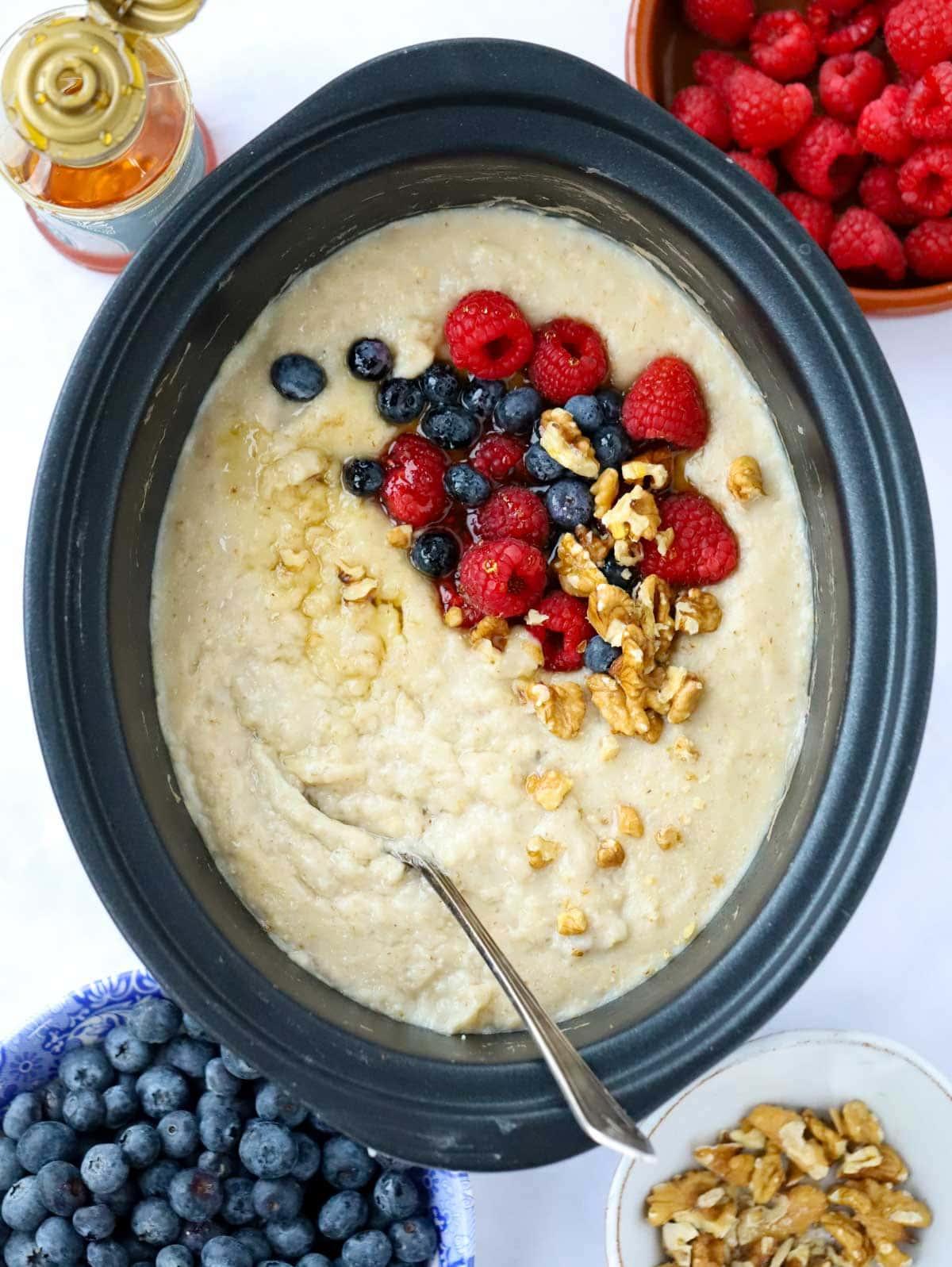 Porridge a cottura lenta 2 Porridge in slow cooker con frutti di bosco e noci, pronto per essere servito.