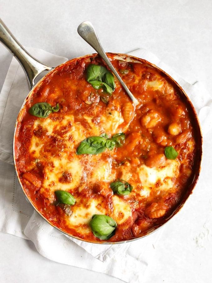 Gnocchi Facili al Forno 2 Teglia di gnocchi al forno sani in salsa di pomodoro conditi con formaggio.