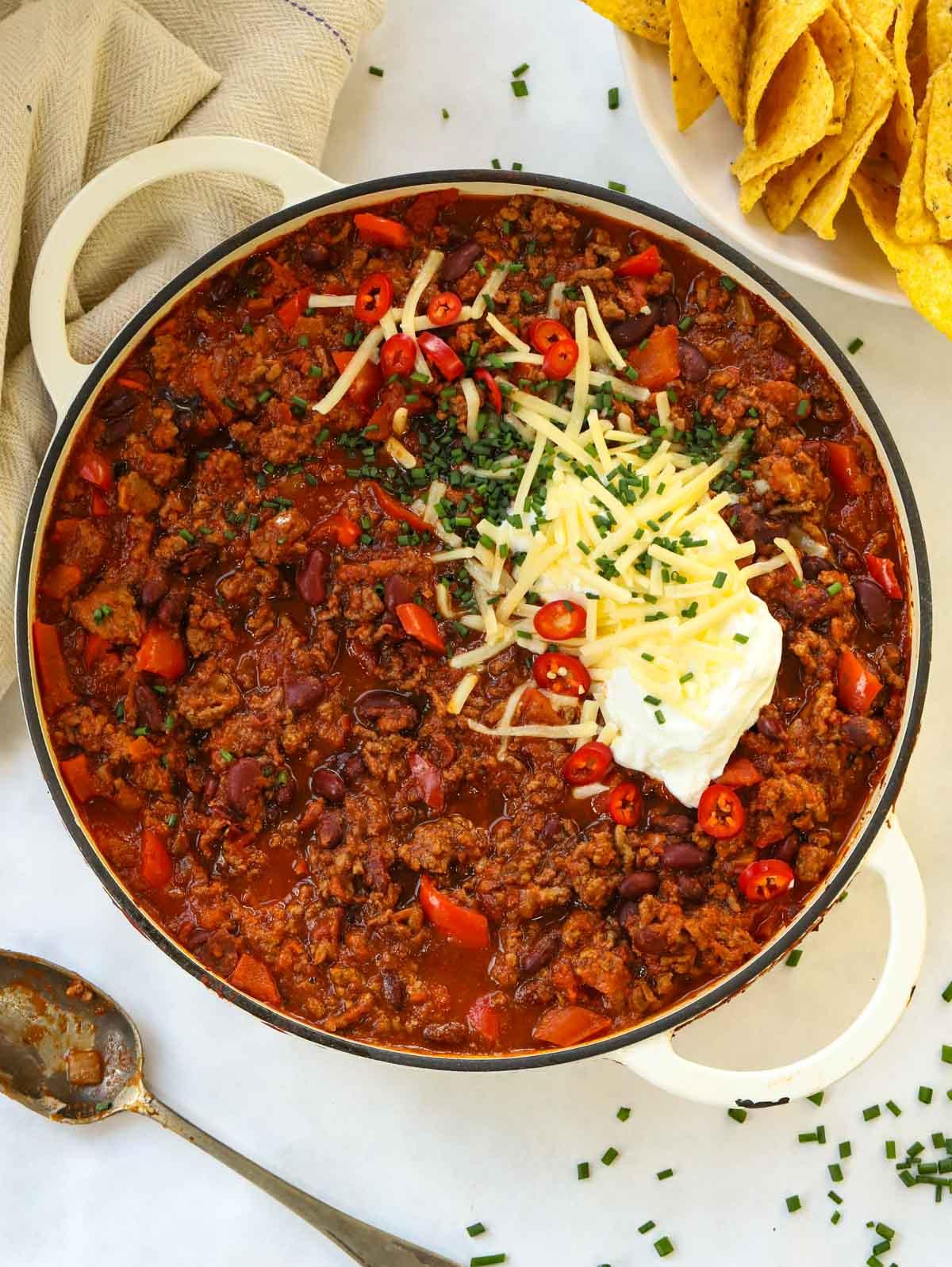 Chilli Con Carne {La ricetta più semplice di sempre!} 2 Una grande ciotola di Easy Chilli Con Carne cotto e guarnito con formaggio.