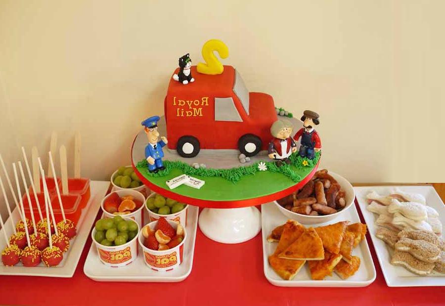 Tavolo dei dolci e buffet della festa a tema Postman Pat