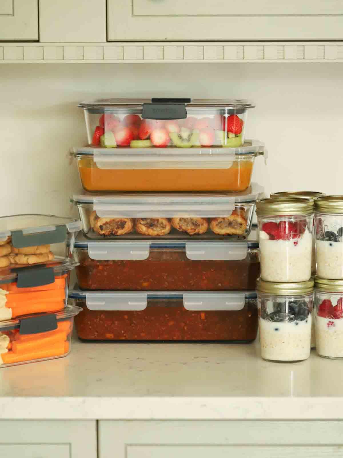 Domenica di Preparazione: Pasti per la Settimana 3 2 Un tavolo imbandito con contenitori per il meal prep, verdure fresche e attrezzi da cucina, simbolo di una preparazione organizzata per la settimana.