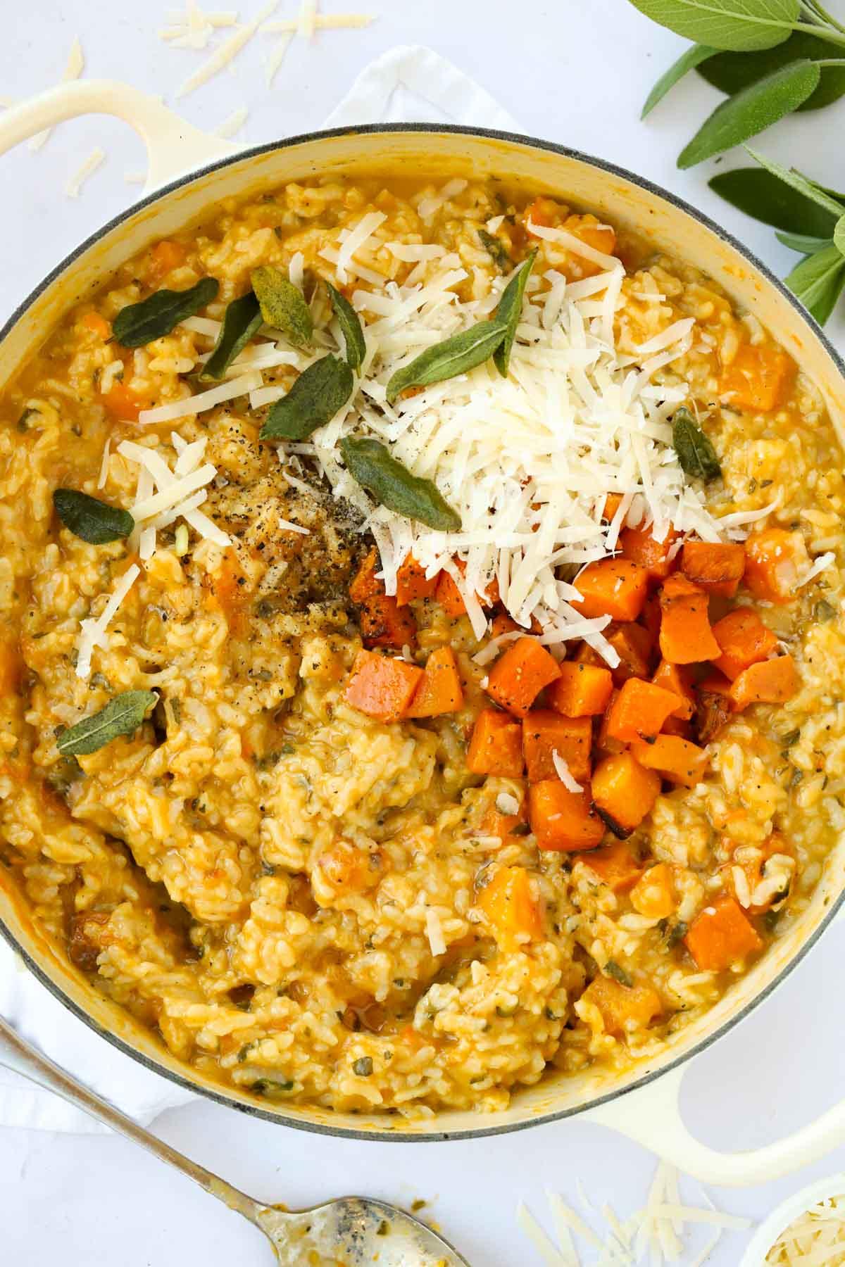 **Risotto di Zucca {Al Forno o Tradizionale}** 2 Grande pentola di risotto alla zucca guarnito con salvia e formaggio.