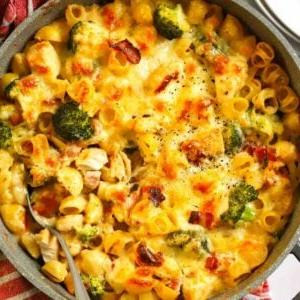 Pasta al Forno con Pollo e Pancetta {Così Facile!} 11 Una grande pentola di pasta al forno con pollo e pancetta con broccoli e formaggio in cima.