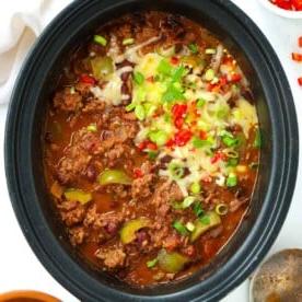 **Sacchetti Pronti per la Cottura Lenta {Pasti da Congelare e Pronti all'Uso}** 11 Chilli Con Carne in pentola a cottura lenta guarnito con formaggio e peperoncini, senza coperchio.