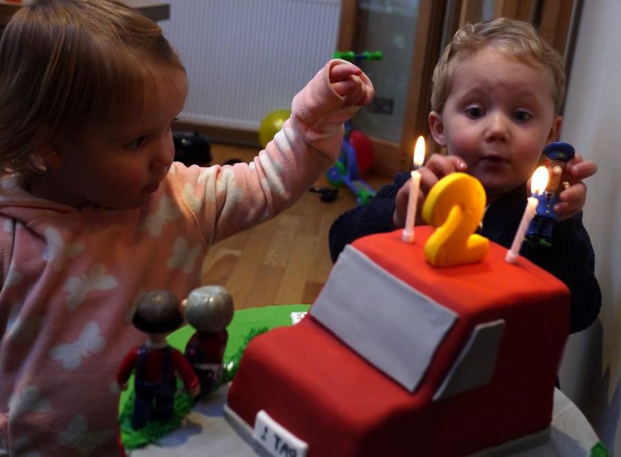 I gemelli festeggiano il loro secondo compleanno davanti alla torta