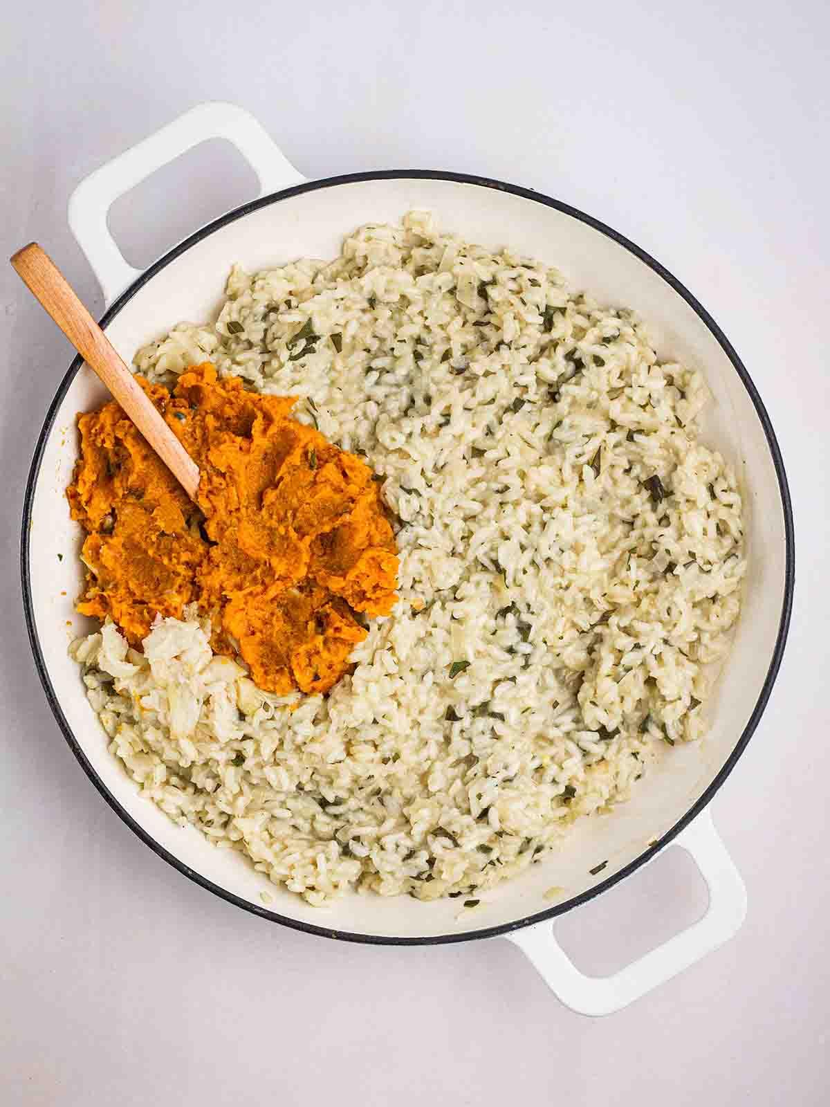 **Risotto di Zucca {Al Forno o Tradizionale}** 13 Una padella piena di risotto in cottura, con la zucca butternut che sta per essere mescolata.