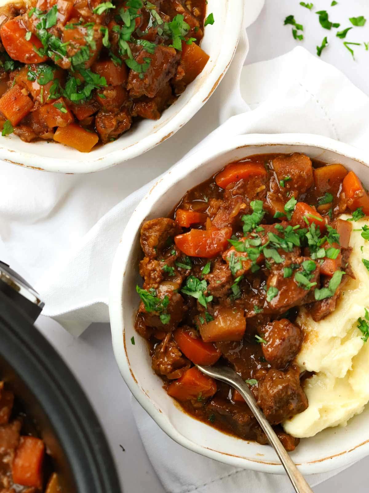 Stufato di Manzo a Lenta Cottura con Sugo Ricco 3 Brasato di Manzo in Slow Cooker con verdure e sugo comfort food
