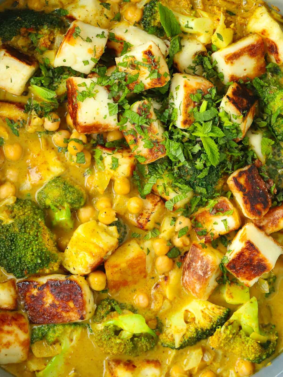 Curry Halloumi {Pronto in 30 Minuti} 3 Primo piano di un Curry di Halloumi con ceci e broccoli.