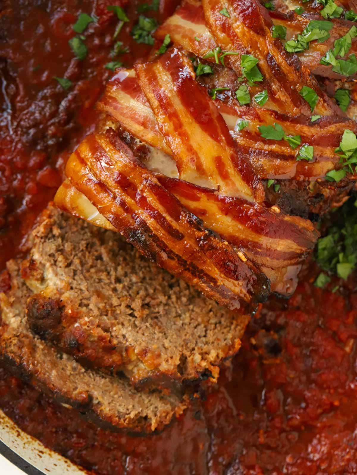 Ricetta Facile Polpettone {con Ricca Salsa di Pomodoro} 3 Polpettone cotto, appena tolto dal forno, con una ricca salsa e guarnito con pancetta croccante.